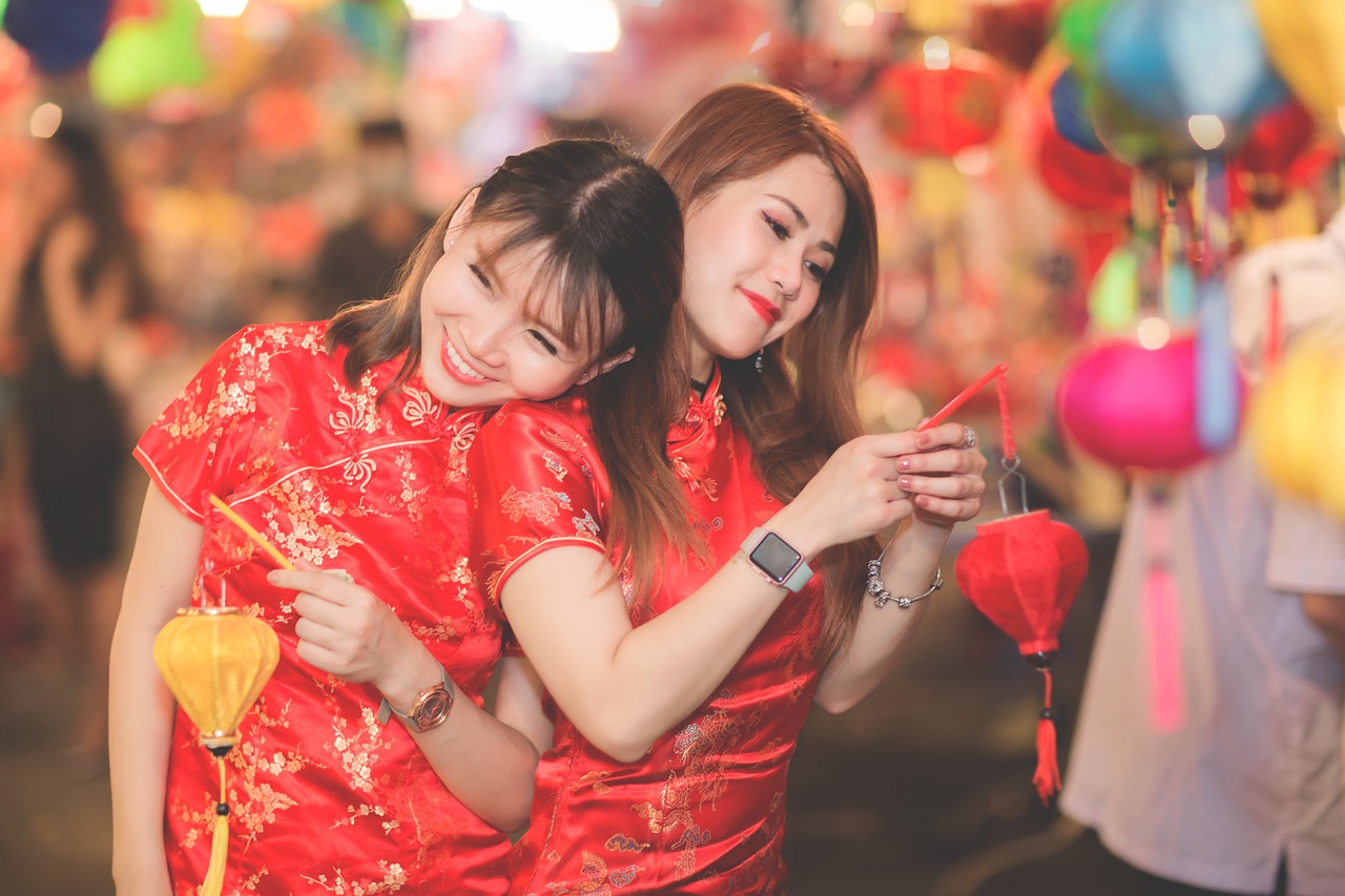重庆街拍美女时尚风采，活力四溢的魅力展现