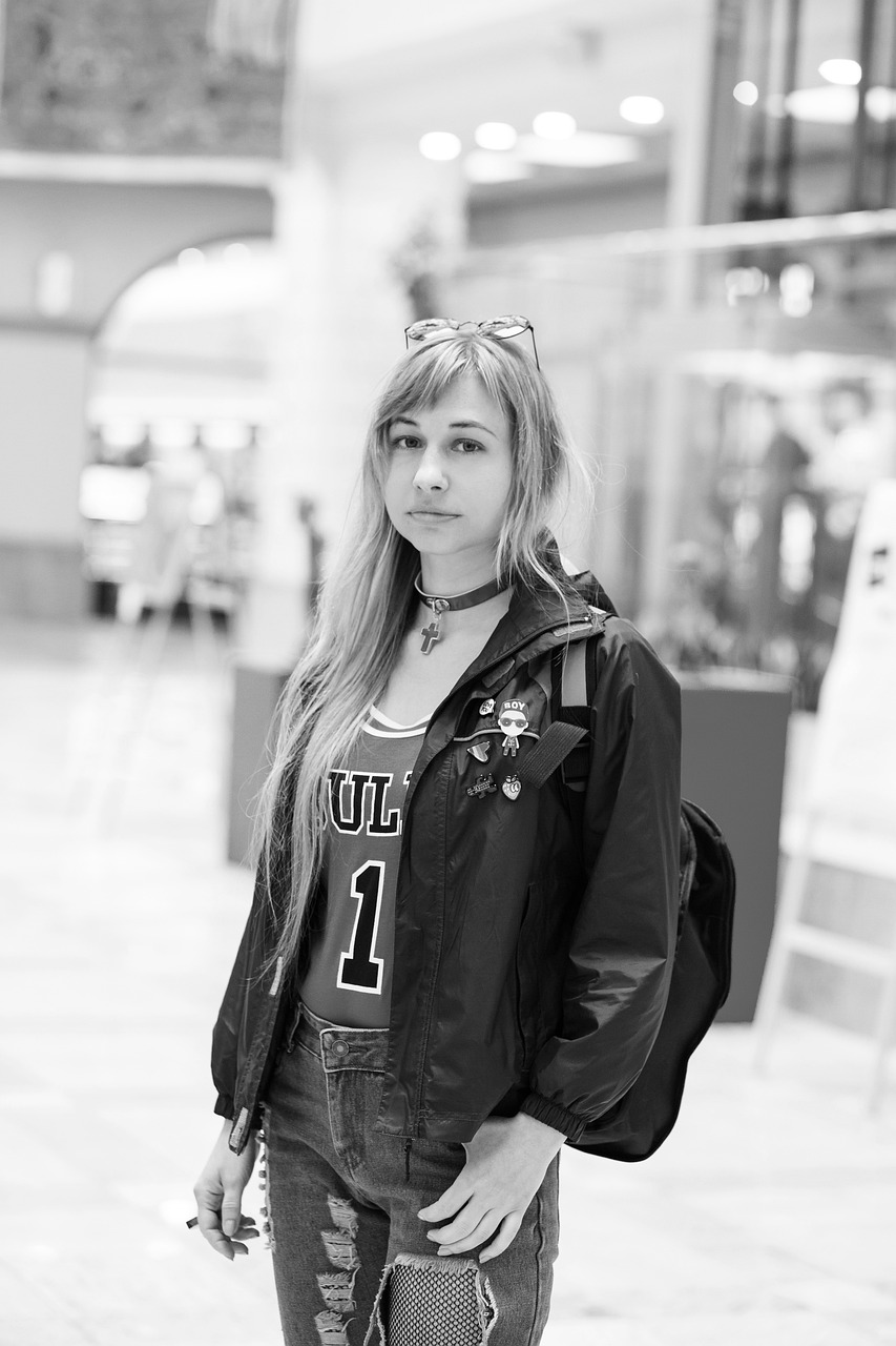 吴亦凡最新街拍图片，时尚潮流新标杆亮相街头