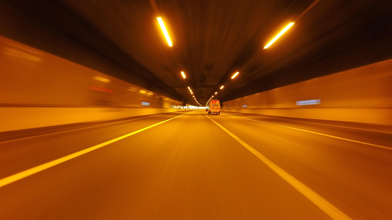 隧道车祸视频分析，安全驾驶与道路安全的探讨最新案例分享